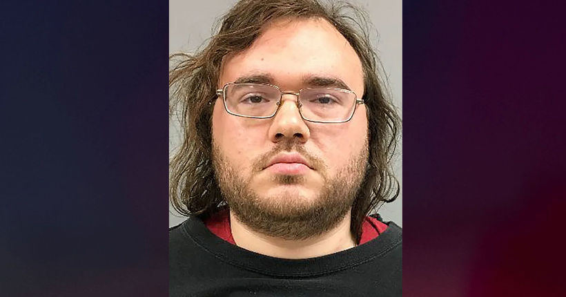 Woman holds stabbing suspect at gunpoint until police arrive at Michigan supermarket
